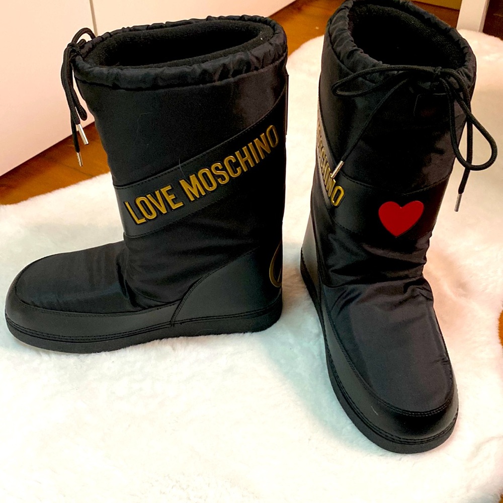 Moschino boots size 39!!❤️